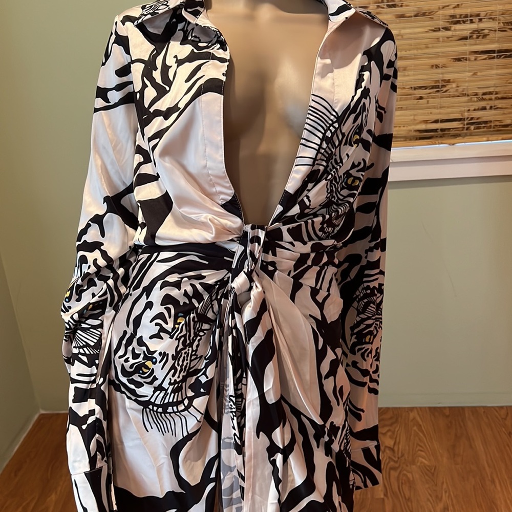 Akira She's Dangerous Low V Mini Dress Ivory Colored With Lion Faces Size XL - Picture 5 of 10